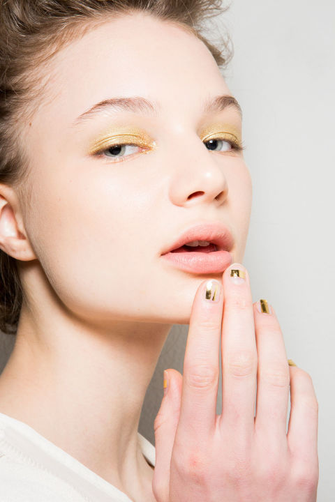 Another gold look, this time done in a yellow hue on both eyes and nails.