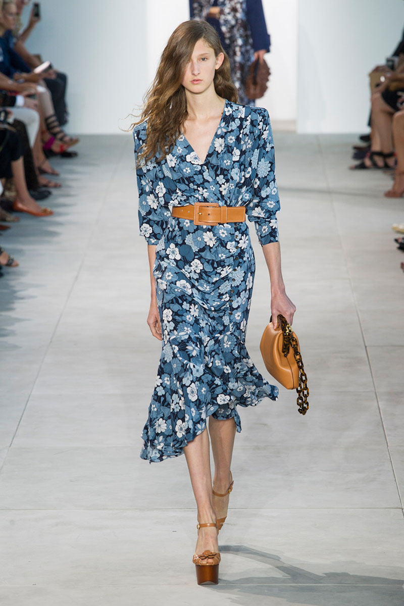 https://hbz.h-cdn.co/assets/16/42/hbz-trends-spring-2017-florals-10-kors-rs17-0405_2.jpg